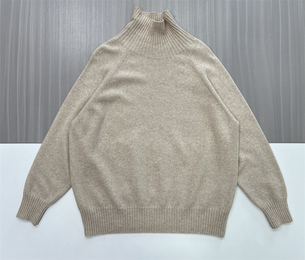 Женский бежевый вязаный свитер-водолазка с высоким воротом (облегающий крой, мягкая текстура и отделка в рубчик)