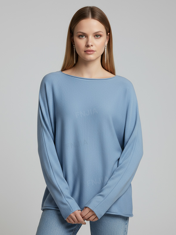 Женский светло-голубой вязаный топ с вырезом лодочкой (оверсайз, длинный рукав и разрез сбоку)
