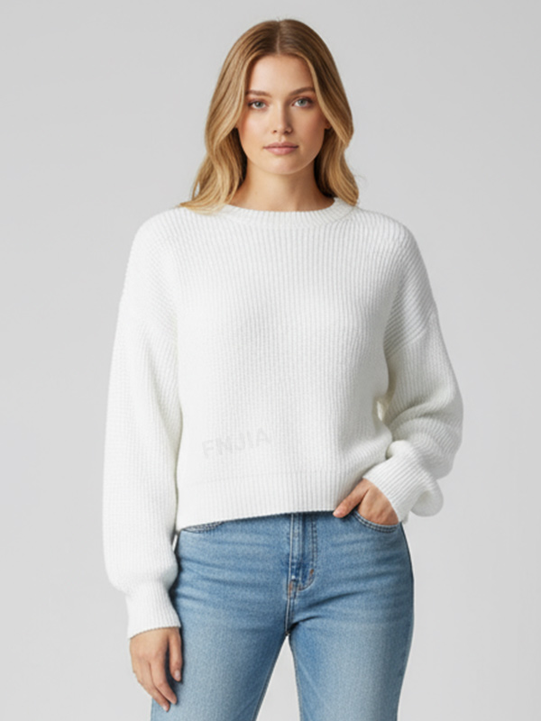 Женский белый вязаный свитер в рубчик (укороченный крой, пышные рукава и круглый вырез горловины)