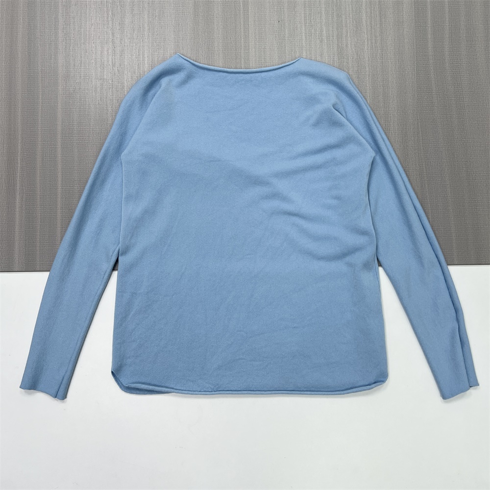 Женский светло-голубой вязаный топ с вырезом лодочкой (оверсайз, длинный рукав и разрез сбоку)